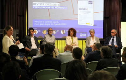 Eva del Hoyo, directora general de Políticas de Desarrollo Sostenible en un momento de su intervención  junto al panel de participantes (de izq. a dcha: Carlos Mataix, Xosé Carlos Arias, Beatriz Arias, Mercedes Valcárcel y An-tón Costas).